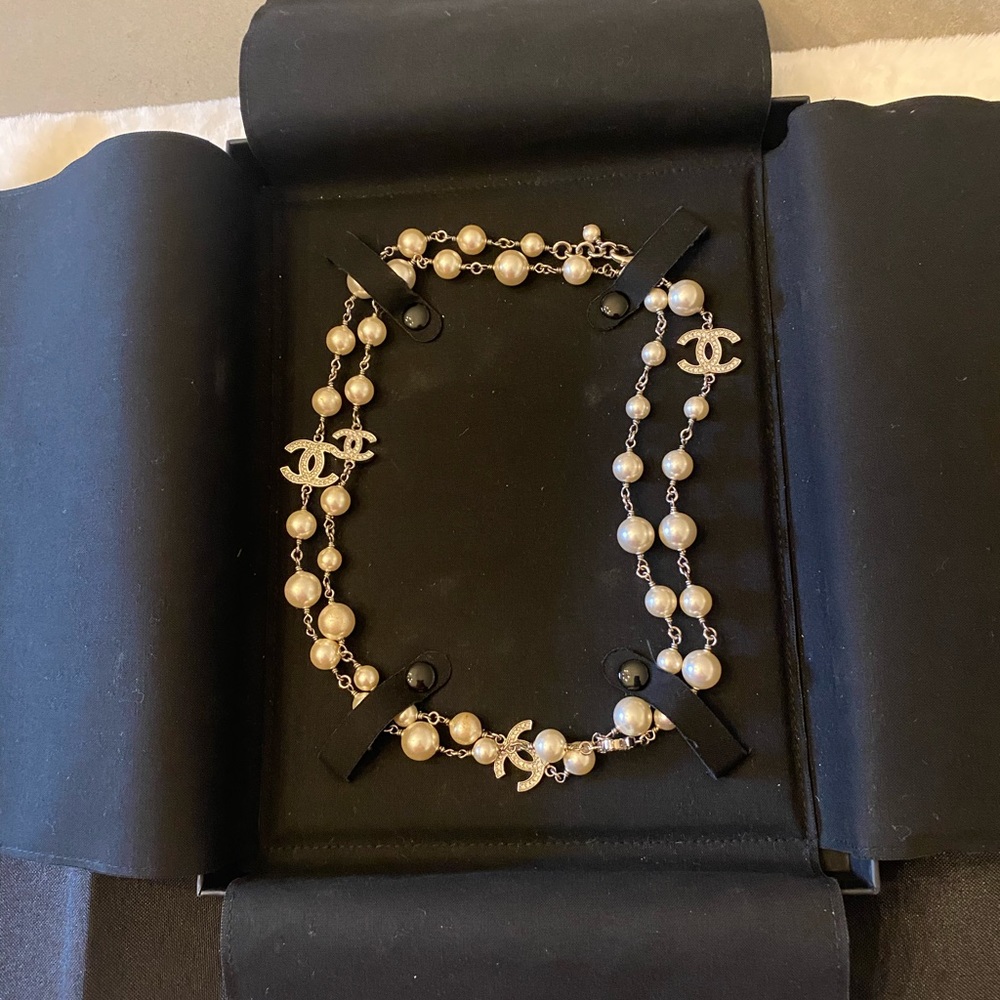 AUTHENTIC Classic Channel Pearls